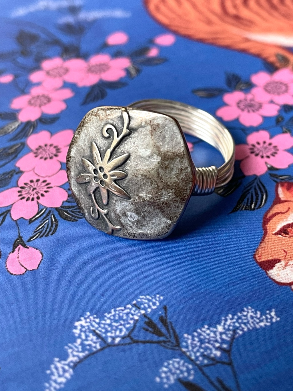 VintageStyle Artisan Silver Metal Ring Wrapped Band Hammered Flower Sz 55